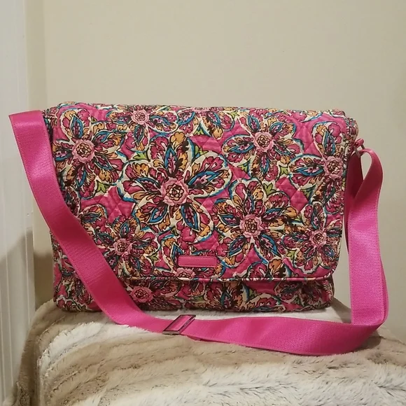 ✨HOST PICK✨ VERA BRADLEY” PINK FLORAL MESSENGER BAG WITH ADJUSTABLE STRAP. - Picture 1 of 10